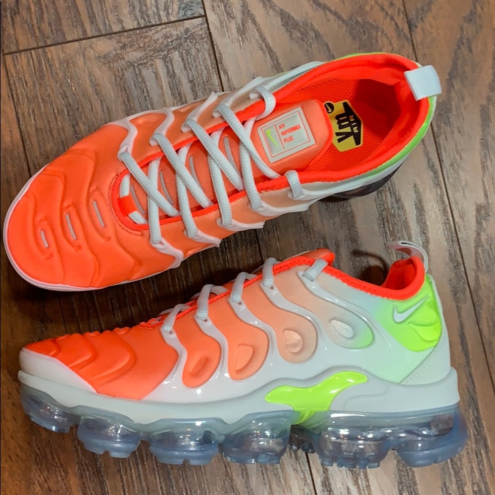 WMNS AIR VAPORMAX PLUS - Picture 3 of 16